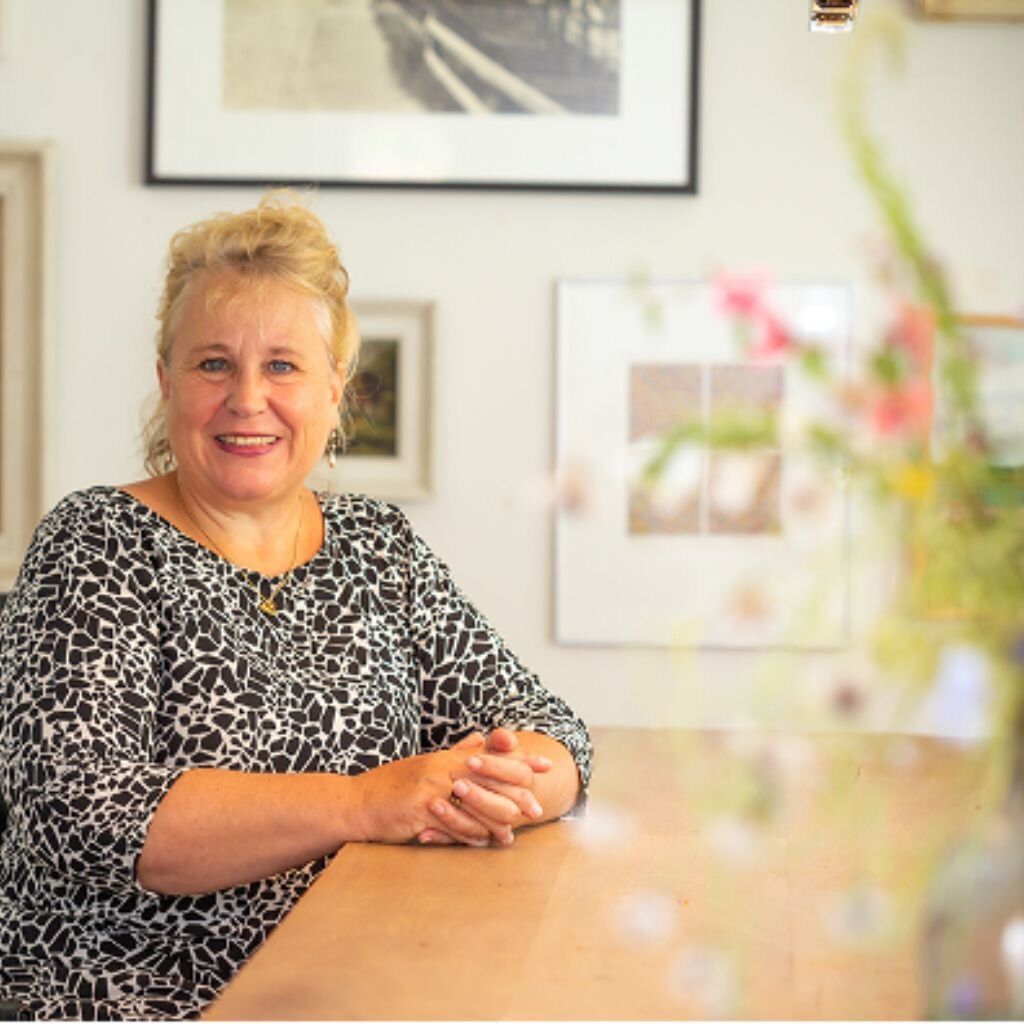 Portret van Rianne Malschaert aan tafel