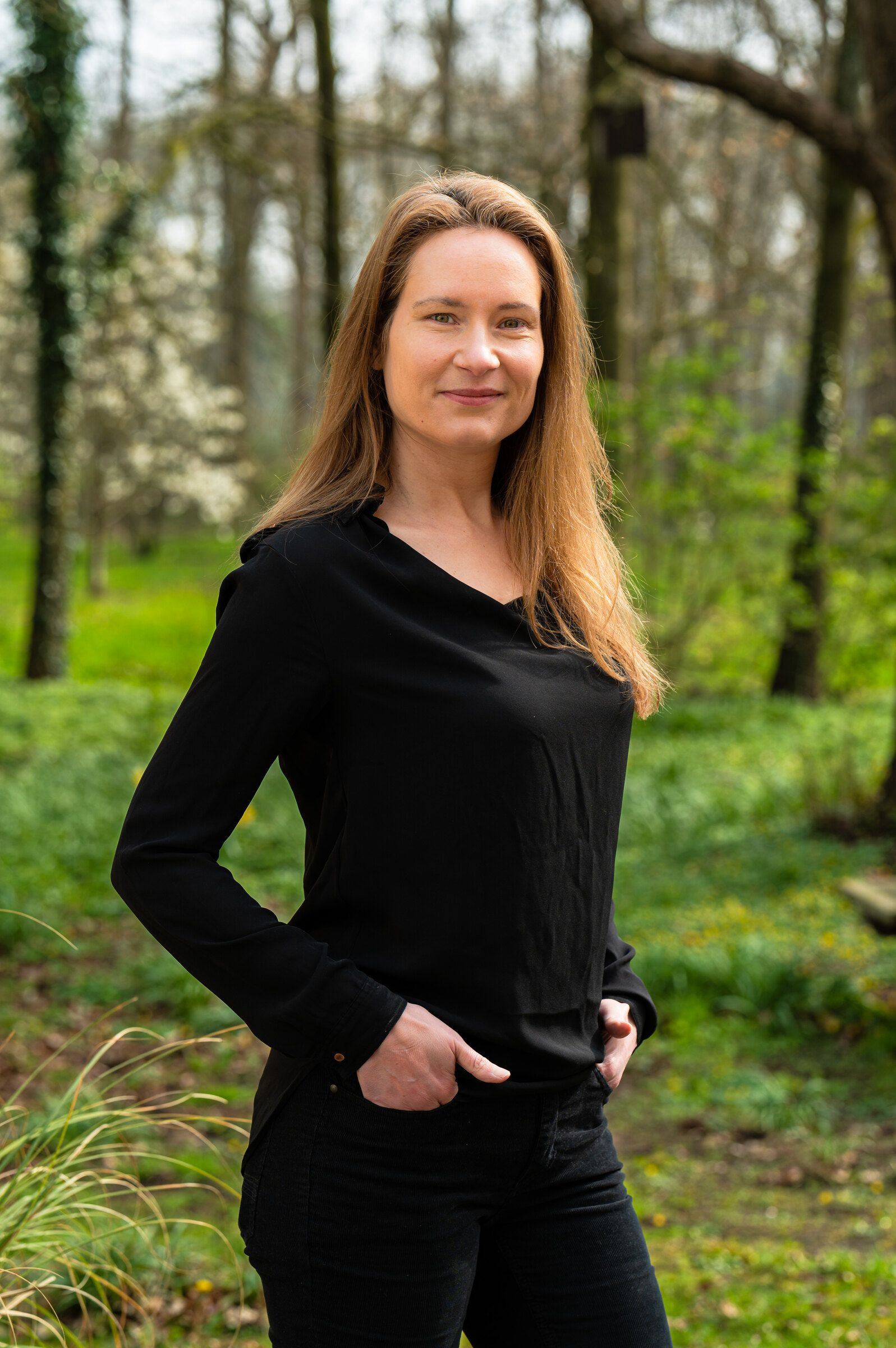 Dr. Jolanda Maas in het bos