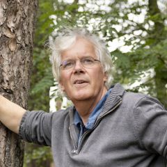 Portret van huisarts Hans Peter Jung in het bos