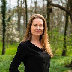 Dr. Jolanda Maas in het bos
