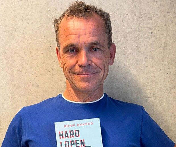 Bram Bakker met zijn boek over hardlopen